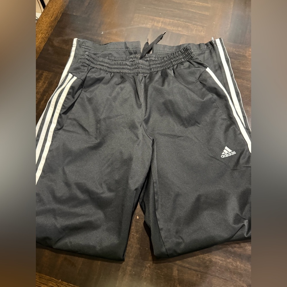 Adidas Men Joggers Size S
USED in excellent condition